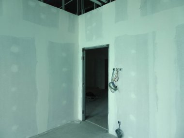 Kuala Lumpur, Malezya-29 Mart 2018: Drywall yükleme yapım aşamasında şantiyede inşaat işçileri tarafından. Bölüm için bir iç duvar yapmanın en kolay ve en ucuz yolu olduğunu. 