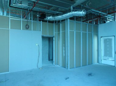 Kuala Lumpur, Malezya-29 Mart 2018: Drywall yükleme yapım aşamasında şantiyede inşaat işçileri tarafından. Bölüm için bir iç duvar yapmanın en kolay ve en ucuz yolu olduğunu. 