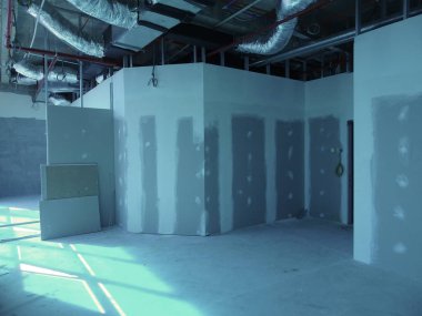 Kuala Lumpur, Malezya-29 Mart 2018: Drywall yükleme yapım aşamasında şantiyede inşaat işçileri tarafından. Bölüm için bir iç duvar yapmanın en kolay ve en ucuz yolu olduğunu. 