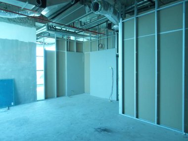 Kuala Lumpur, Malezya-29 Mart 2018: Drywall yükleme yapım aşamasında şantiyede inşaat işçileri tarafından. Bölüm için bir iç duvar yapmanın en kolay ve en ucuz yolu olduğunu. 