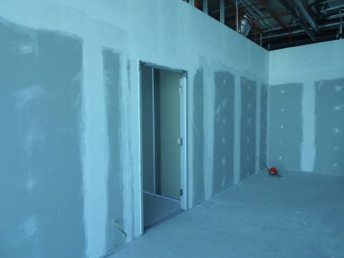 Kuala Lumpur, Malezya-29 Mart 2018: Drywall yükleme yapım aşamasında şantiyede inşaat işçileri tarafından. Bölüm için bir iç duvar yapmanın en kolay ve en ucuz yolu olduğunu. 