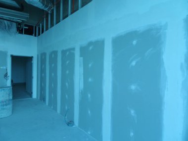Kuala Lumpur, Malezya-29 Mart 2018: Drywall yükleme yapım aşamasında şantiyede inşaat işçileri tarafından. Bölüm için bir iç duvar yapmanın en kolay ve en ucuz yolu olduğunu. 