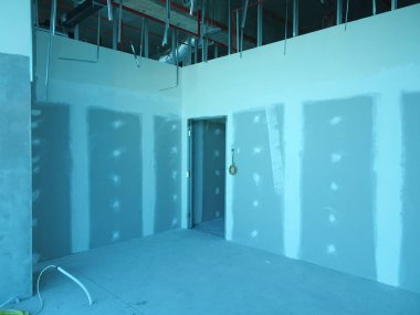 Kuala Lumpur, Malezya-29 Mart 2018: Drywall yükleme yapım aşamasında şantiyede inşaat işçileri tarafından. Bölüm için bir iç duvar yapmanın en kolay ve en ucuz yolu olduğunu. 