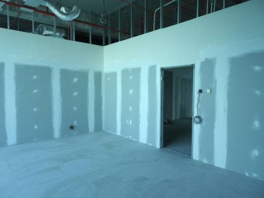 Kuala Lumpur, Malezya-29 Mart 2018: Drywall yükleme yapım aşamasında şantiyede inşaat işçileri tarafından. Bölüm için bir iç duvar yapmanın en kolay ve en ucuz yolu olduğunu. 