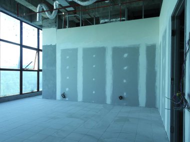 Kuala Lumpur, Malezya-29 Mart 2018: Drywall yükleme yapım aşamasında şantiyede inşaat işçileri tarafından. Bölüm için bir iç duvar yapmanın en kolay ve en ucuz yolu olduğunu. 