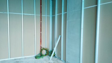 Kuala Lumpur, Malezya-29 Mart 2018: Drywall yükleme yapım aşamasında şantiyede inşaat işçileri tarafından. Bölüm için bir iç duvar yapmanın en kolay ve en ucuz yolu olduğunu. 