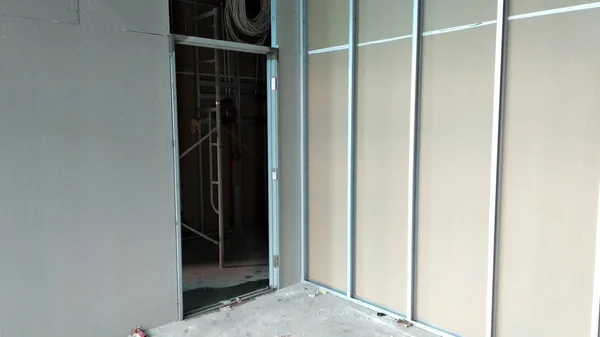 クアラルンプール マレーシア 2018 乾式壁工事現場の建設労働者によってインストール作業中 内部の壁のパーティションを行う最も簡単なと最も安い方法です — ストック写真