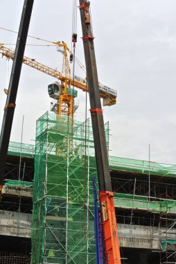 Kuala Lumpur, Malezya-10 Ağustos 2017: inşaat işçileri yükseklikte inşaat alanında çalışıyor. Onlar kötü olur etmelerini önlemek için uygun güvenlik dişli giymek için rica olunur. 