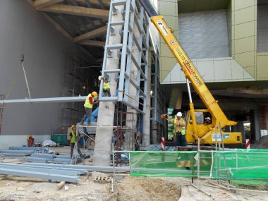 Kuala Lumpur, Malezya-10 Ağustos 2017: inşaat işçileri yükseklikte inşaat alanında çalışıyor. Onlar kötü olur etmelerini önlemek için uygun güvenlik dişli giymek için rica olunur. 