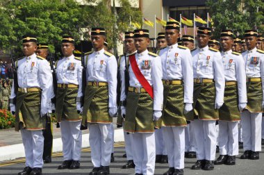 Seremban, Malezya-31 Ağustos 2017: Malezya Malay asker tam geleneksel malay üniforma ve silah. Yüksek komuta için yürüyen resmi. 2016 Malezya bağımsızlık günü geçit töreni sırasında yürüyüş.