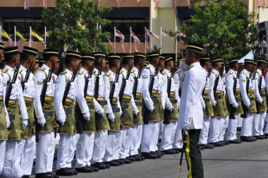 Seremban, Malezya-31 Ağustos 2017: Malezya Malay asker tam geleneksel malay üniforma ve silah. Yüksek komuta için yürüyen resmi. 2016 Malezya bağımsızlık günü geçit töreni sırasında yürüyüş.