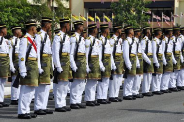Seremban, Malezya-31 Ağustos 2017: Malezya Malay asker tam geleneksel malay üniforma ve silah. Yüksek komuta için yürüyen resmi. 2016 Malezya bağımsızlık günü geçit töreni sırasında yürüyüş.