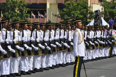 Seremban, Malezya-31 Ağustos 2017: Malezya Malay asker tam geleneksel malay üniforma ve silah. Yüksek komuta için yürüyen resmi. 2016 Malezya bağımsızlık günü geçit töreni sırasında yürüyüş.