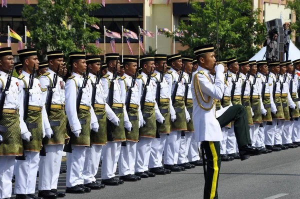 马来西亚 2017年8月31日 马来西亚马来士兵与完整的传统马来军服和武器 官员列队指挥高司令部 在马来西亚独立日游行期间行军2016 — 图库照片