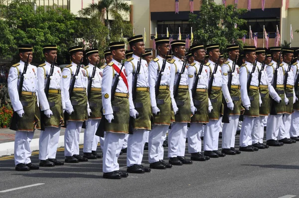 マレーシア 2017 武器や伝統的なマレー制服をマレーシア マレー語兵士 高次のコマンドのために行進の公式 マレーシア独立記念日パレード 2016 中行進 — ストック写真