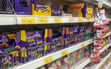 Kuala Lumpur, Malezya - Sepember 20, 2018: çeşitli çikolata türü ve plastik ambalaj tadında. Satılık süpermarket rafa görüntülenen. 