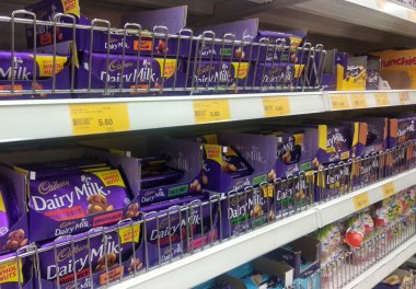 Kuala Lumpur, Malezya - Sepember 20, 2018: çeşitli çikolata türü ve plastik ambalaj tadında. Satılık süpermarket rafa görüntülenen. 