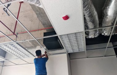 Kuala Lumpur, Malezya-26 Eylül 2018: asma tavan çerçeve ve inşaat inşaat sahasında kurulu. Elektrik ve mekanik montaj yükleme iş da oluyor. 