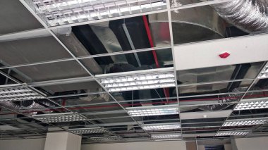 Kuala Lumpur, Malezya-26 Eylül 2018: asma tavan çerçeve ve inşaat inşaat sahasında kurulu. Elektrik ve mekanik montaj yükleme iş da oluyor. 