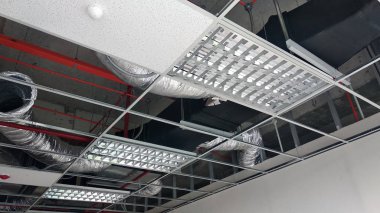 Kuala Lumpur, Malezya-26 Eylül 2018: asma tavan çerçeve ve inşaat inşaat sahasında kurulu. Elektrik ve mekanik montaj yükleme iş da oluyor. 