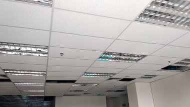 Kuala Lumpur, Malezya-26 Eylül 2018: asma tavan çerçeve ve inşaat inşaat sahasında kurulu. Elektrik ve mekanik montaj yükleme iş da oluyor. 