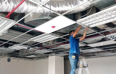Kuala Lumpur, Malezya-26 Eylül 2018: asma tavan çerçeve ve inşaat inşaat sahasında kurulu. Elektrik ve mekanik montaj yükleme iş da oluyor. 
