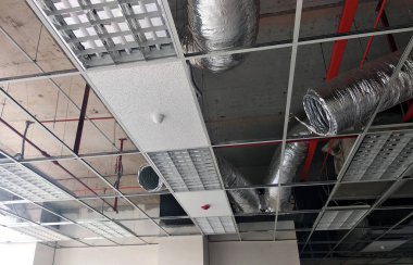 Kuala Lumpur, Malezya-26 Eylül 2018: asma tavan çerçeve ve inşaat inşaat sahasında kurulu. Elektrik ve mekanik montaj yükleme iş da oluyor. 