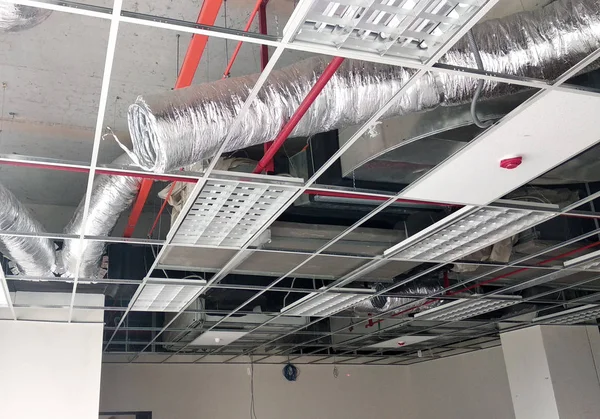 Kuala Lumpur, Malezya-26 Eylül 2018: asma tavan çerçeve ve inşaat inşaat sahasında kurulu. Elektrik ve mekanik montaj yükleme iş da oluyor. 