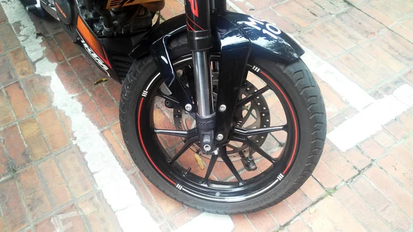 クアラルンプール マレーシア 2017 オートバイのフロント ディスク ブレーキ バイクを停止するために使用します ブレーキ システムと技術に基づいてオートバイの製造設計 — ストック写真