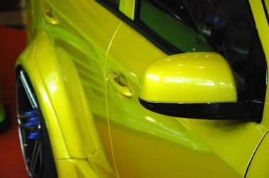 Kuala Lumpur, Malezya-12 Kasım 2017: araba yan ayna ya da kapı ayna yapı dış araba bkz: alanlarını arkasında ve aracın kenarlarına sürücü yardım amacıyla,. 