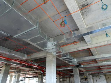 Kuala Lumpur, Malezya - 16 Eylül 2017: Klima ve havalandırma kanalı inşaat sahasında inşaat işçileri tarafından yüklü. Serin hava dağıtmak ve sıcaklık kontrol.  