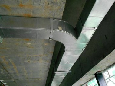 Kuala Lumpur, Malezya - 16 Eylül 2017: Klima ve havalandırma kanalı inşaat sahasında inşaat işçileri tarafından yüklü. Serin hava dağıtmak ve sıcaklık kontrol.  