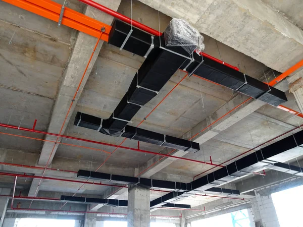 クアラルンプール マレーシア 2017 エアコンし 換気ダクト工事現場の建設労働者によってインストールします 冷えた空気し 温度を制御します — ストック写真