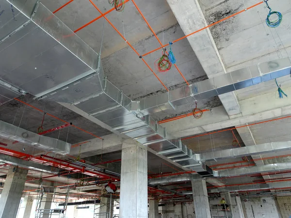 马来西亚吉隆坡 2017年9月16日 建筑工地施工工人安装的空调和通风管道 散发冷空气 控制温度 — 图库照片
