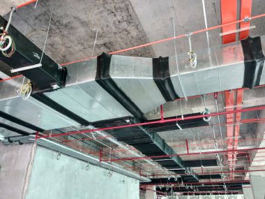 Kuala Lumpur, Malezya - 16 Eylül 2017: Klima ve havalandırma kanalı inşaat sahasında inşaat işçileri tarafından yüklü. Serin hava dağıtmak ve sıcaklık kontrol.  