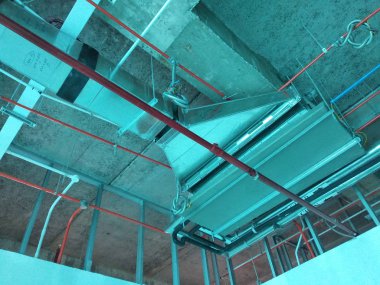 Kuala Lumpur, Malezya - 16 Eylül 2017: Klima ve havalandırma kanalı inşaat sahasında inşaat işçileri tarafından yüklü. Serin hava dağıtmak ve sıcaklık kontrol.  