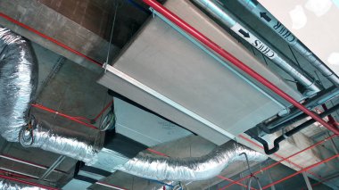 Kuala Lumpur, Malezya - 16 Eylül 2017: Klima ve havalandırma kanalı inşaat sahasında inşaat işçileri tarafından yüklü. Serin hava dağıtmak ve sıcaklık kontrol.  