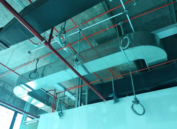 马来西亚吉隆坡 2017年9月16日 建筑工地施工工人安装的空调和通风管道 散发冷空气 控制温度 — 图库照片