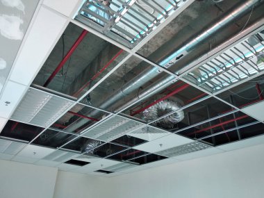 Kuala Lumpur, Malezya-26 Eylül 2018: asma tavan çerçeve ve inşaat inşaat sahasında kurulu. Elektrik ve mekanik montaj yükleme iş da oluyor. 