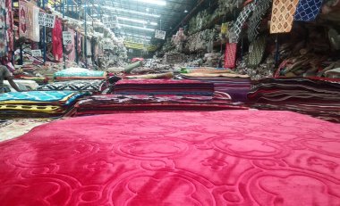 Nilai, Malezya-29 Eylül 2018: dekoratif halı dolu büyük depoya. Müşteri kendi halı yardımcı satıcı tarafından seçin. Üretimi ile ucuz satış. 