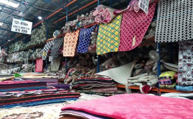 Nilai, Malezya-29 Eylül 2018: dekoratif halı dolu büyük depoya. Müşteri kendi halı yardımcı satıcı tarafından seçin. Üretimi ile ucuz satış. 