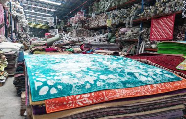 Nilai, Malezya-29 Eylül 2018: dekoratif halı dolu büyük depoya. Müşteri kendi halı yardımcı satıcı tarafından seçin. Üretimi ile ucuz satış. 