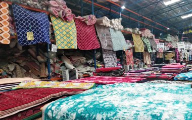 Nilai, Malezya-29 Eylül 2018: dekoratif halı dolu büyük depoya. Müşteri kendi halı yardımcı satıcı tarafından seçin. Üretimi ile ucuz satış. 