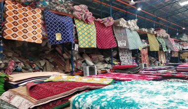 Nilai, Malezya-29 Eylül 2018: dekoratif halı dolu büyük depoya. Müşteri kendi halı yardımcı satıcı tarafından seçin. Üretimi ile ucuz satış. 