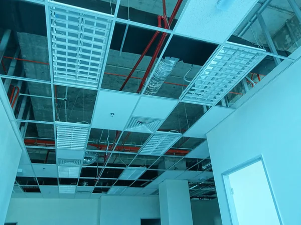 Kuala Lumpur, Malezya-26 Eylül 2018: asma tavan çerçeve ve inşaat inşaat sahasında kurulu. Elektrik ve mekanik montaj yükleme iş da oluyor. 