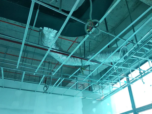 马来西亚吉隆坡 2018年9月26日 施工现场悬挂吊顶框架和施工板 电气和机械配件安装工作也在继续 — 图库照片