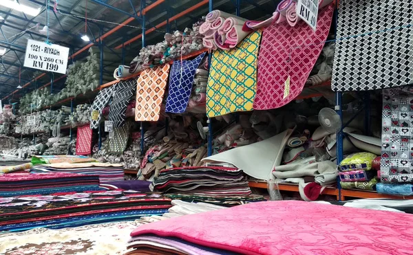 Nilai, Malezya-29 Eylül 2018: dekoratif halı dolu büyük depoya. Müşteri kendi halı yardımcı satıcı tarafından seçin. Üretimi ile ucuz satış. 