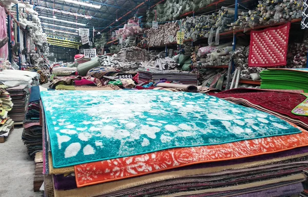 Nilai, Malezya-29 Eylül 2018: dekoratif halı dolu büyük depoya. Müşteri kendi halı yardımcı satıcı tarafından seçin. Üretimi ile ucuz satış. 
