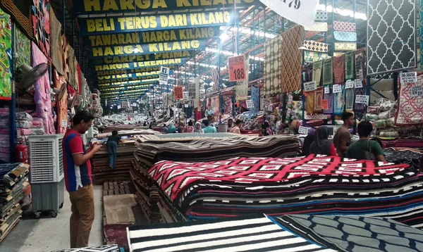 Nilai Malezya Eylül 2018 Dekoratif Halı Dolu Büyük Depoya Müşteri — Stok fotoğraf