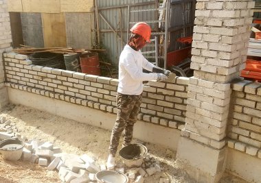 Kuala Lumpur, Malezya-1 Haziran 2018: Çimento yatıyordu kum tuğla ve birlikte çit duvar şantiyede inşa etmek çimento harç kullanarak yığılmış. Bu iş için gerekli gerekli araçlar. 